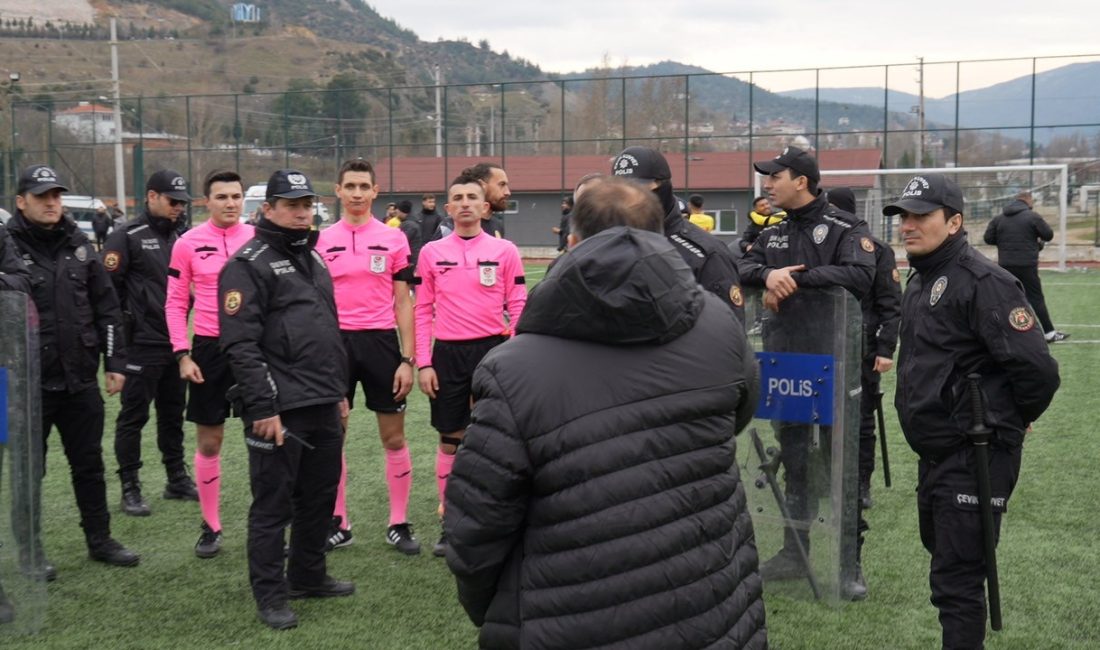 90+6’DA PENALTI GOLÜ SONRASI TRİBÜNLERE EL HAREKETİ YAPAN FUTBOLCULAR BİR