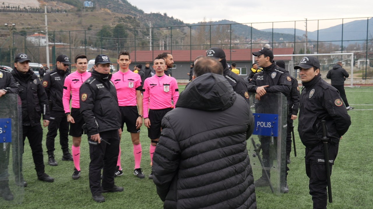 90+6’DA PENALTI GOLÜ SONRASI TRİBÜNLERE EL HAREKETİ YAPAN FUTBOLCULAR BİR