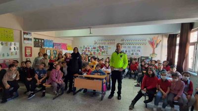 DÜZCE’DE POLİS EKİPLERİ GELECEĞİN SÜRÜCÜLERİNE HEM KURALLARI ÖĞRETİYOR. KURALLARI ÖĞRENEN