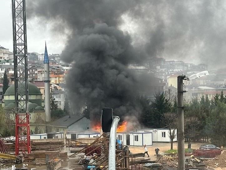 İşçilerin kaldığı konteyner alev alev yandı