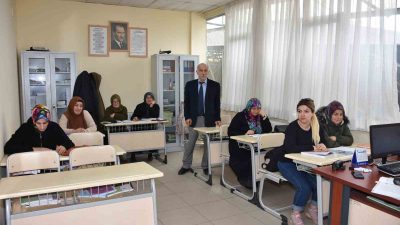 MADDİ SIKINTILAR VE AİLEVİ SEBEPLERDEN DOLAYI OKULA GİDEMEYEN YETİŞKİN KADINLAR,