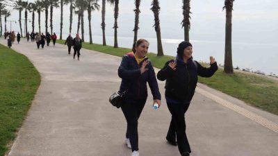 İZMİT'TE HER HAFTA DÜZENLENEN SAĞLIKLI YAŞAM YÜRÜYÜŞÜ ETKİNLİĞİNE KADINLAR YOĞUN