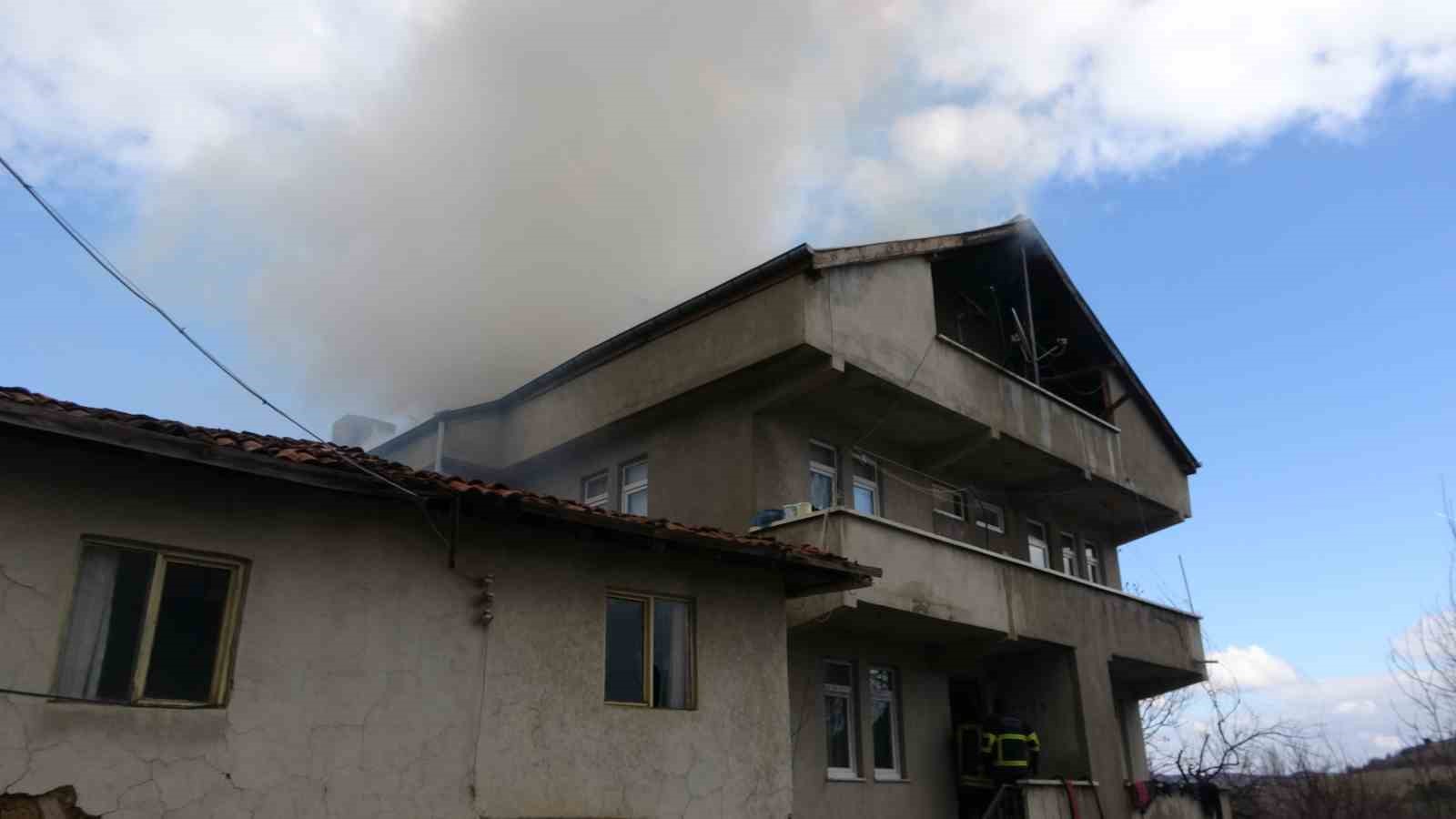 KASTAMONU’DA BİR EVİN ÇATISINDA ÇIKAN YANGIN, İTFAİYE EKİPLERİNİN MÜDAHALESİ İLE