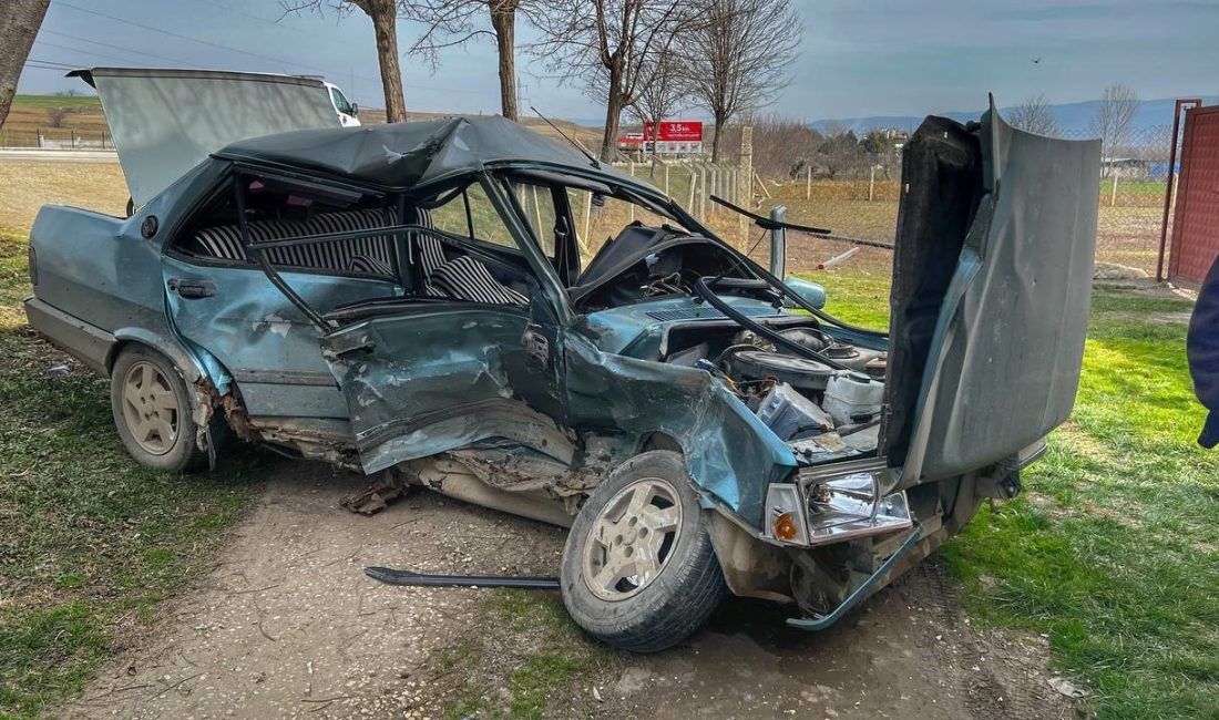 KASTAMONU’NUN TAŞKÖPRÜ İLÇESİNDE İKİ OTOMOBİLİN ÇARPIŞMASI SONRASINDA KONTROLDEN ÇIKAN ARAÇLAR,