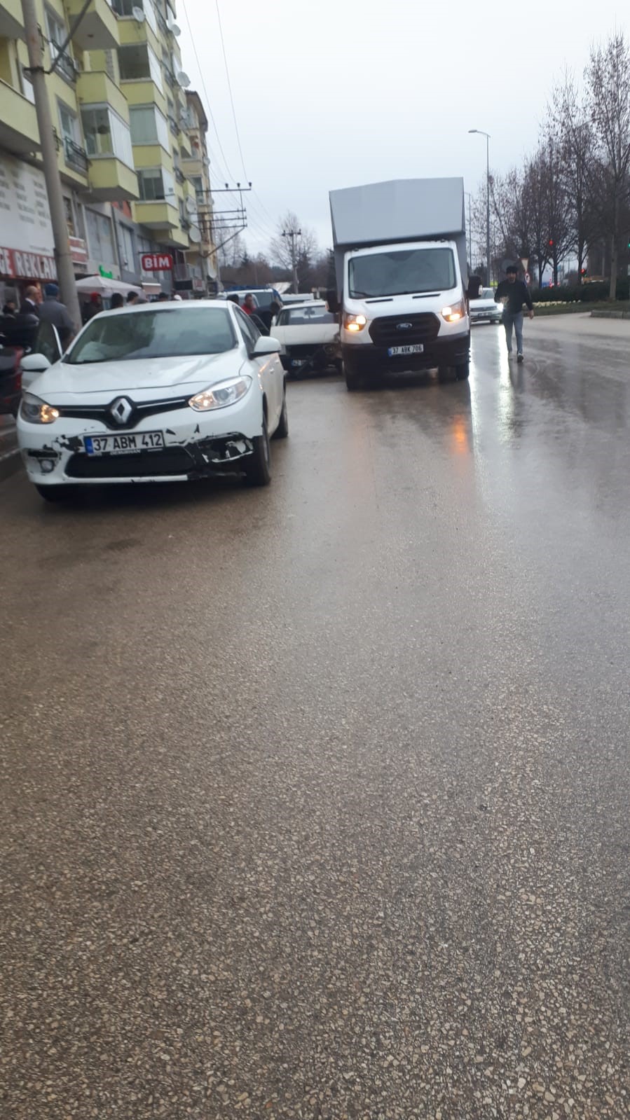 KASTAMONU’DA KAMYONET İLE OTOMOBİLİN ÇARPIŞMASI SONUCU BİR KİŞİ YARALANDI.