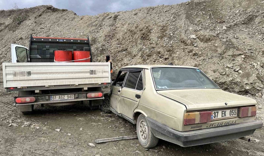 KASTAMONU-DADAY KARAYOLU ÜZERİNDE OTOMOBİL İLE KAMYONET ÇARPIŞTI. YAŞANAN KAZADA OTOMOBİL