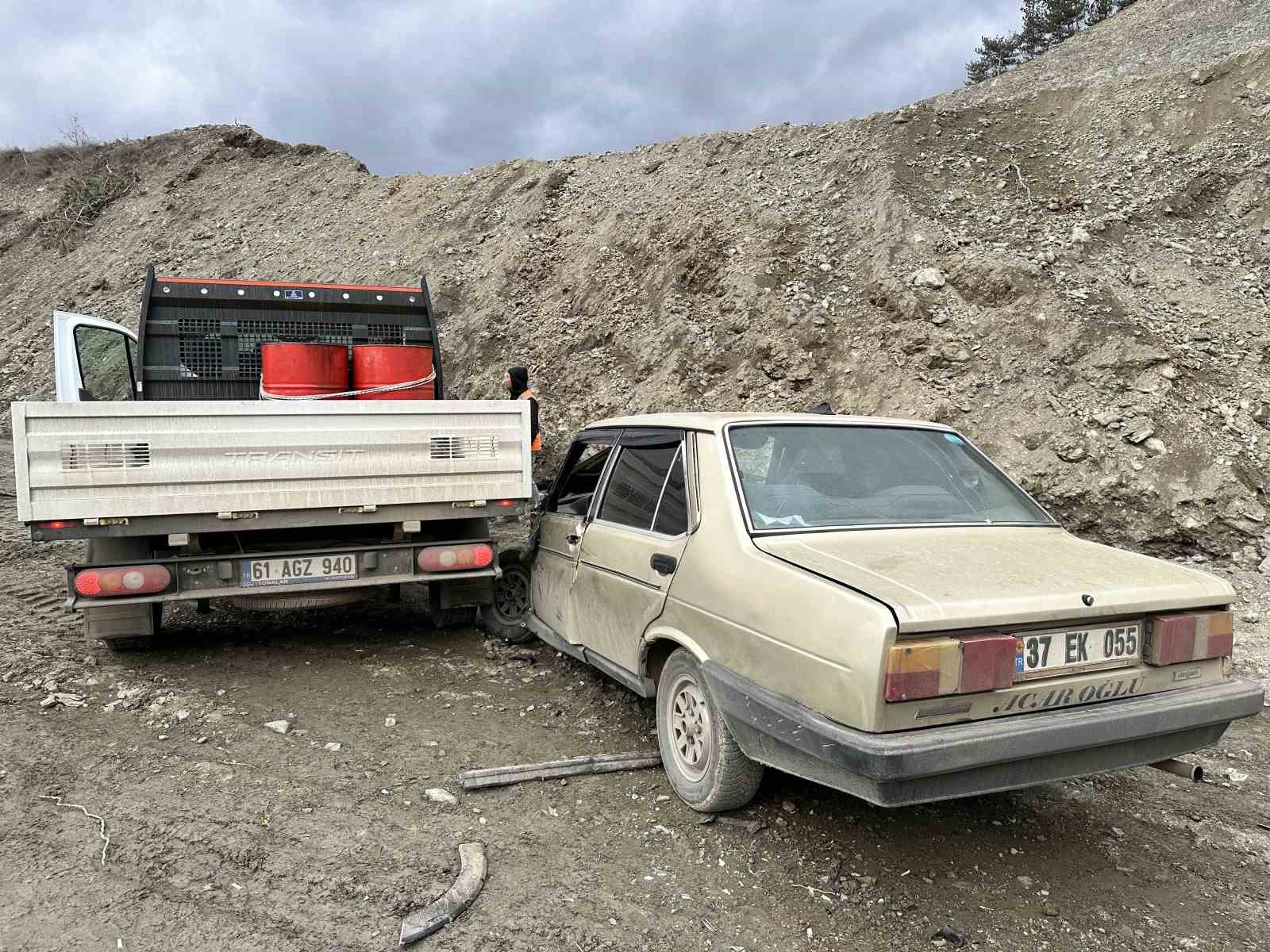 KASTAMONU-DADAY KARAYOLU ÜZERİNDE OTOMOBİL İLE KAMYONET ÇARPIŞTI. YAŞANAN KAZADA OTOMOBİL