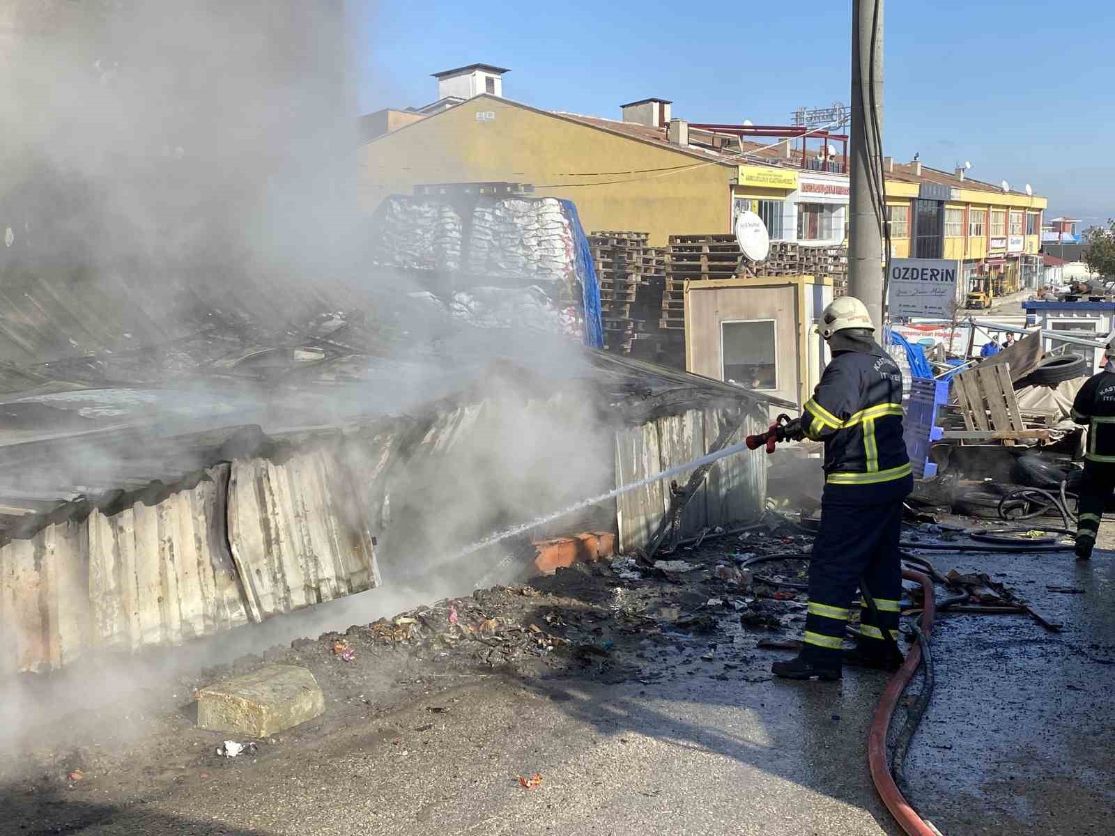 KASTAMONU'DA BİR İŞ MERKEZİNİN DEPO KISMINDA ÇIKAN YANGIN İTFAİYE EKİPLERİ