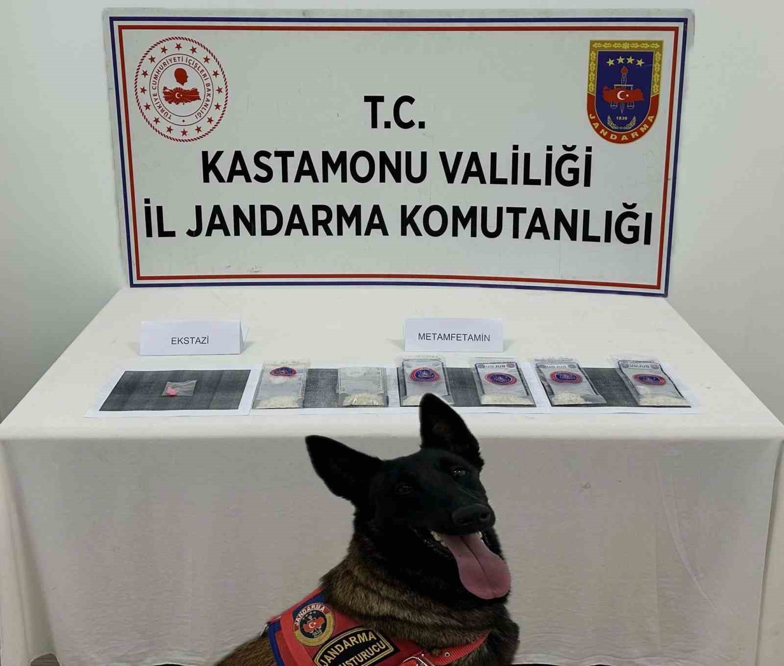 KASTAMONU’NUN TOSYA İLÇESİNDE JANDARMA EKİPLERİNCE BİR İKAMETTE YAPILAN ARAMADA UYUŞTURUCU