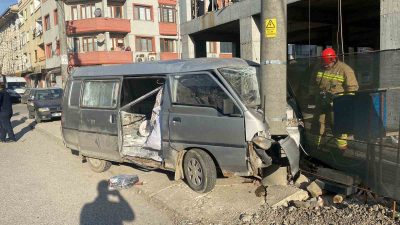 DÜZCE’NİN NUSRETTİN MAHALLESİ NUSRETTİN CAMİ KAVŞAĞINDA MİDİBÜS İLE OTOMOBİLİN KARIŞTIĞI