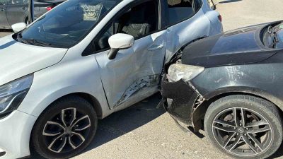 DÜZCE’DE U DÖNÜŞÜ YAPAN OTOMOBİLE, GÜZERGAHINDA GİDEN OTOMOBİL ÇARPTI. KAZADA