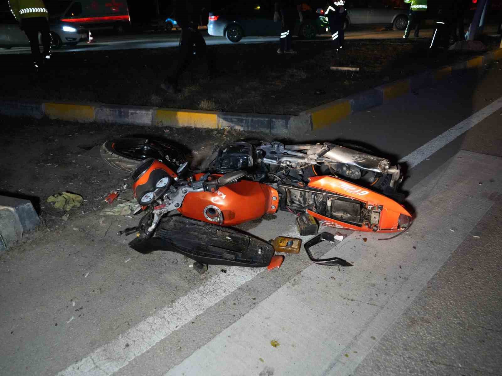 Kavşakta otomobille çarpışan motosikletin sürücüsü hayatını kaybetti