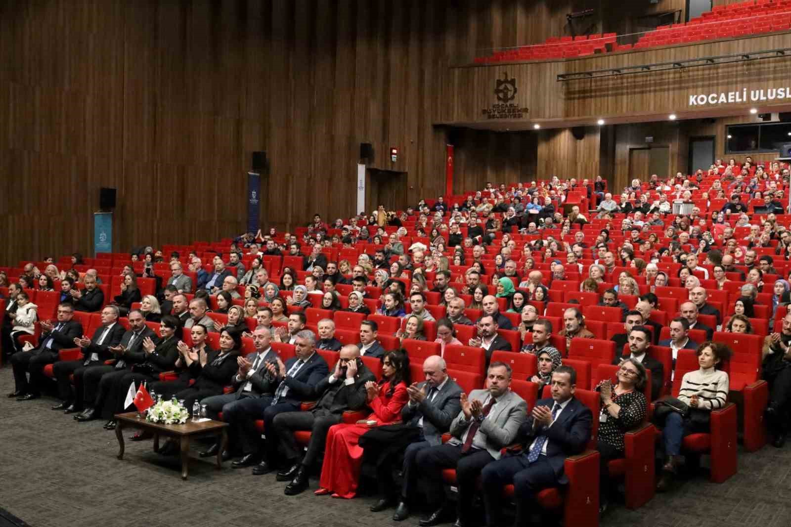 Kocaelililer Dr. Sadık Ahmet’in hayat hikayesini izledi