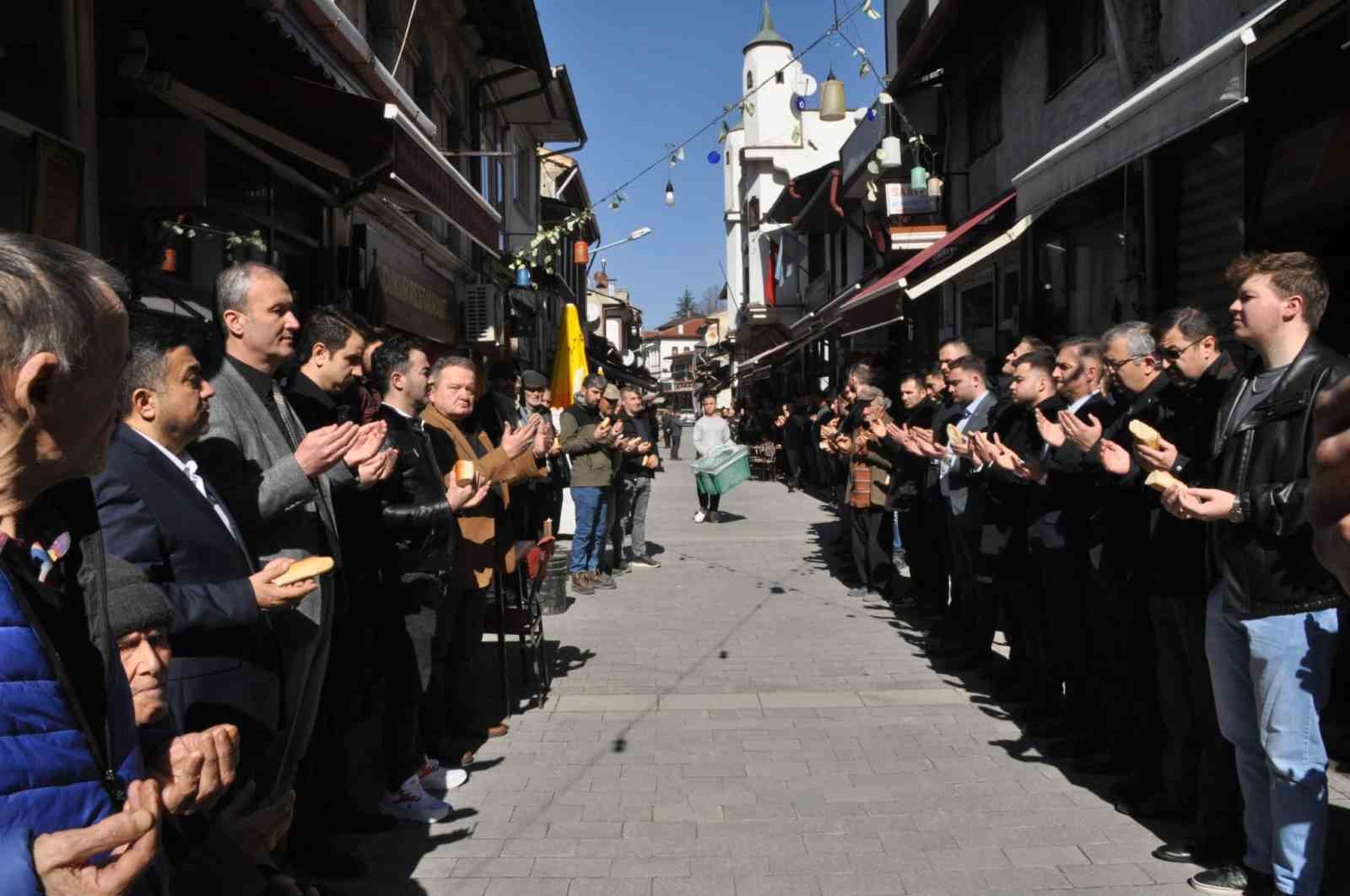 O ilçede her cuma dua vaktinde hayat duruyor