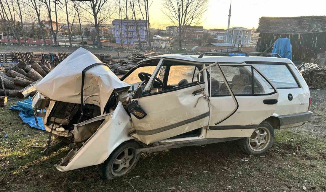 KASTAMONU’NUN DEVREKANİ İLÇESİNDE ŞARAMPOLDE BETON ELEKTRİK DİREĞİNE ÇARPAN TOFAŞ MARKA