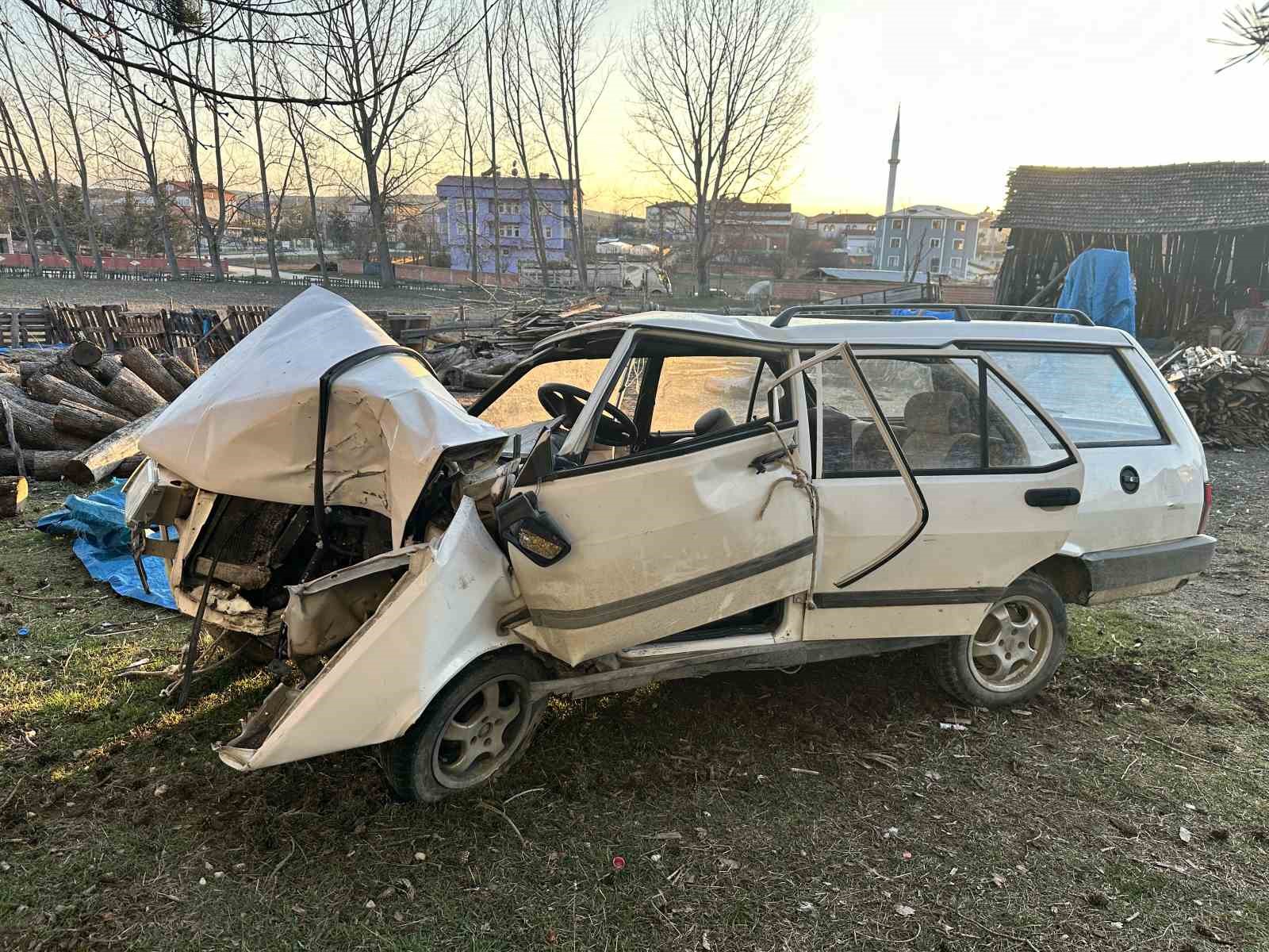 KASTAMONU’NUN DEVREKANİ İLÇESİNDE ŞARAMPOLDE BETON ELEKTRİK DİREĞİNE ÇARPAN TOFAŞ MARKA