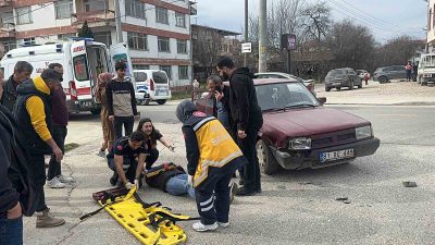 DÜZCE'DE OTOMOBİLİN ÇARPTIĞI MOTOSİKLETİN SÜRÜCÜSÜ YOLA SAVRULARAK YARALANDI.