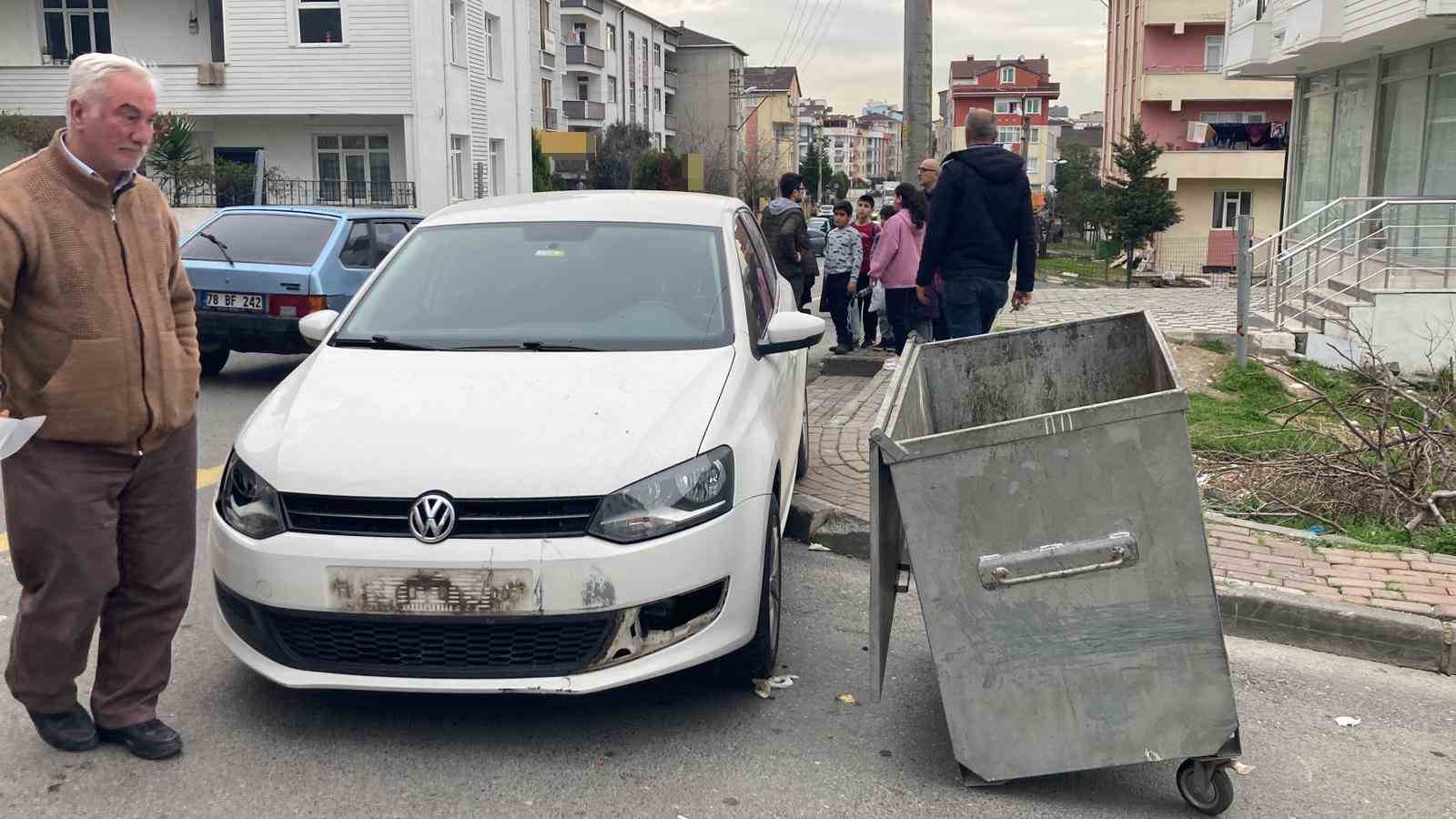 Otomobilin çarptığı çöp konteyneri, 5 kişiyi yaraladı