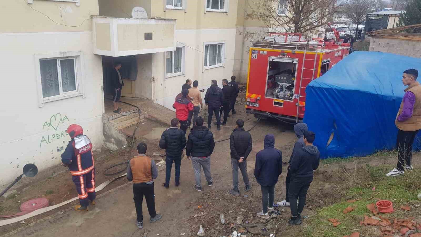 Sakarya’da korkutan yangın: Bir bina tahliye edildi