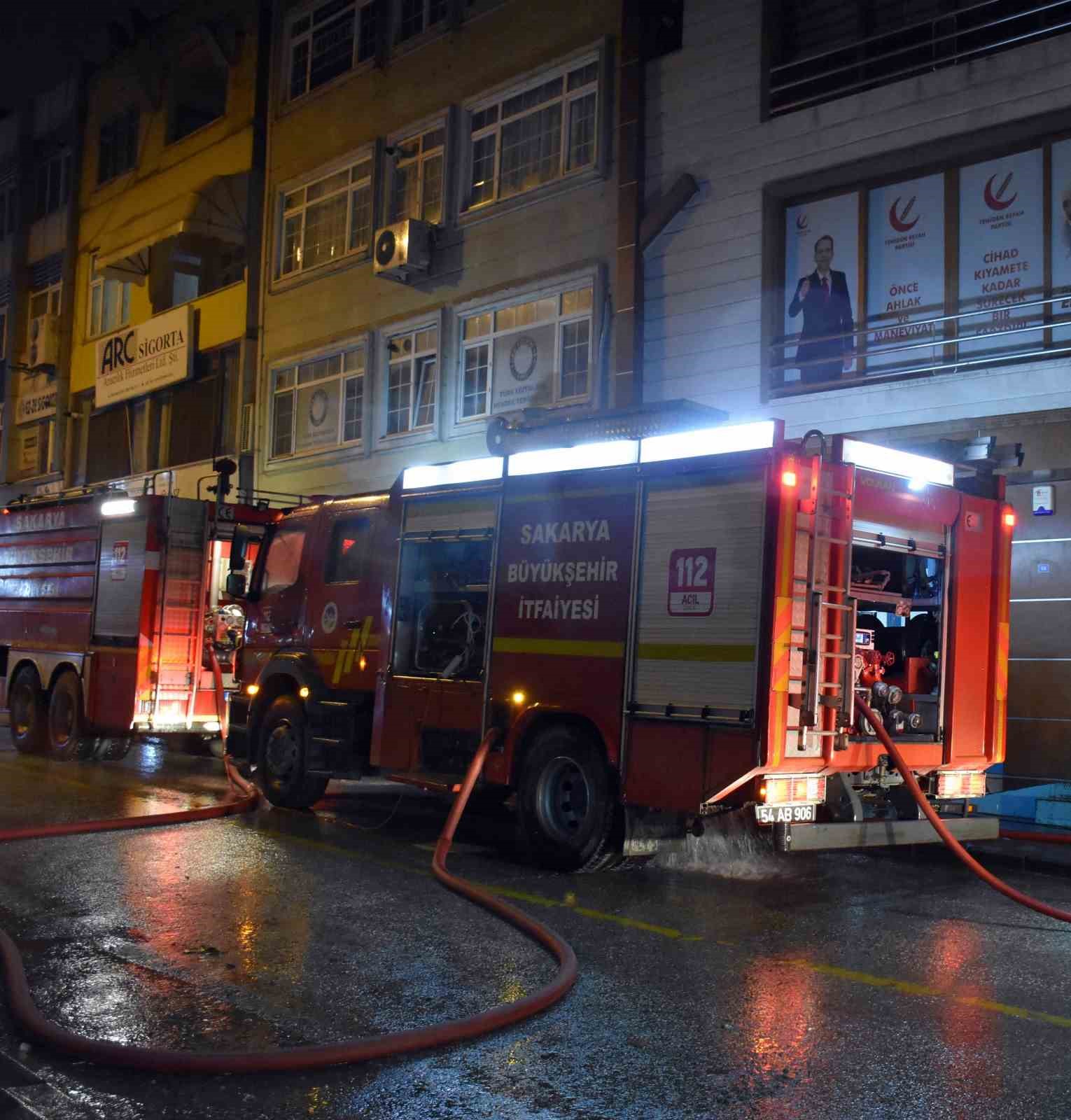 Sakarya’da market deposunda yangın