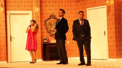DÜZCE BELEDİYESİ ŞEHİR TİYATROSU YENİ SEZONDA MUHTEŞEM BİR KOMEDİ İLE