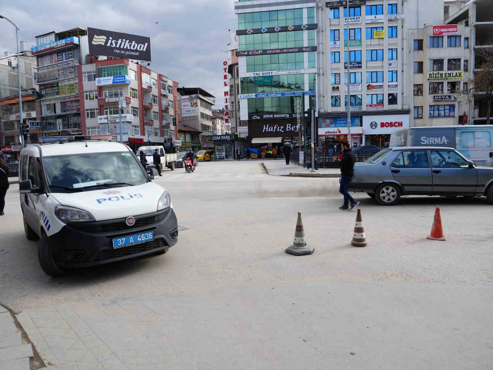 KASTAMONU’NUN EN İŞLEK CADDESİNDE BİR İŞYERİNE SİLAHLI SALDIRI DÜZENLENDİ. SİLAHLI