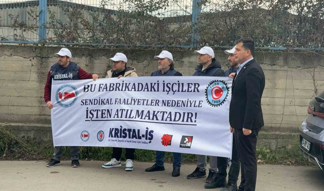 İŞÇİLER FABRİKA ÖNÜNDE TOPLANARAK