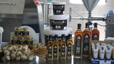 YILMAZ ÇİFTİNİN YAPTIĞI SARIMSAK EKSTRAKTI İLE SARIMSAK PÜRESİ VATANDAŞLARDAN YOĞUN