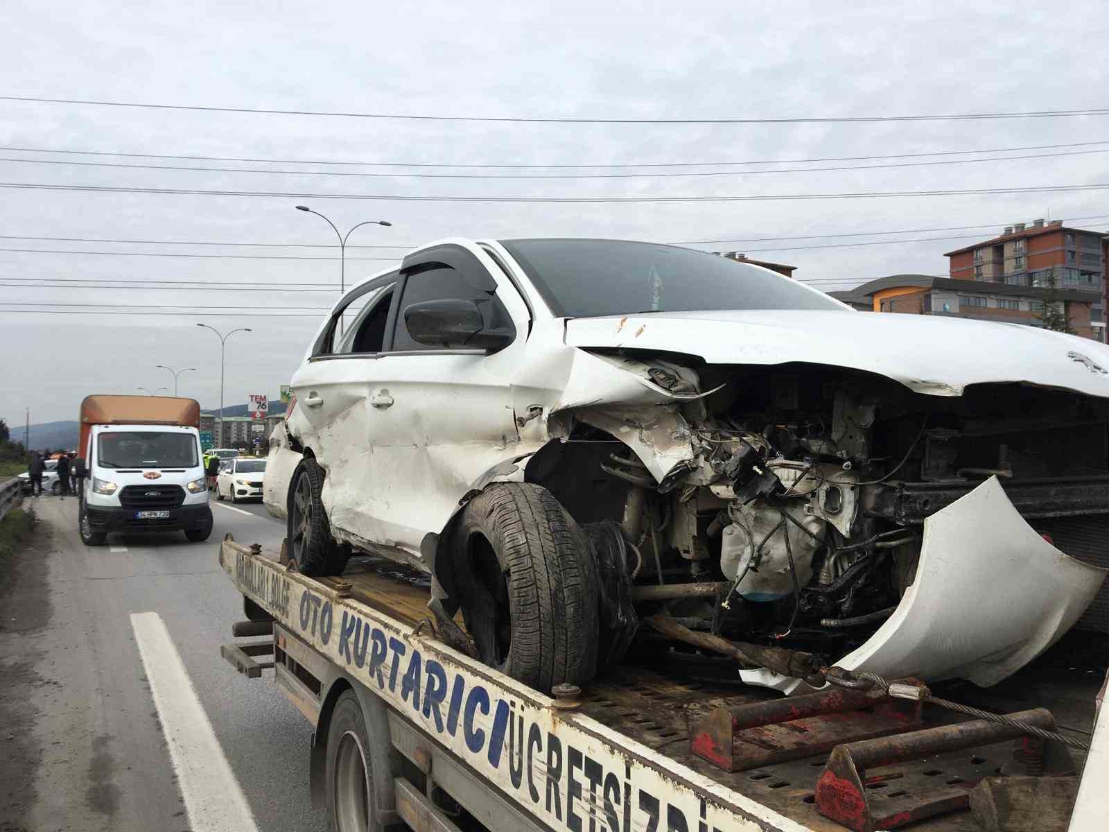 TEM’de iki otomobil çarpıştı: 1’i çocuk 3 yaralı