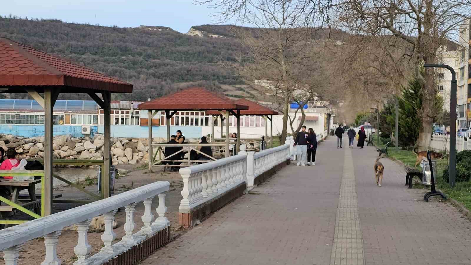 KASTAMONU’NUN CİDE İLÇESİNDE TERMOMETRELERİN 17 DERECEYİ GÖSTERMESİ ÜZERİNE VATANDAŞLAR, SAHİL