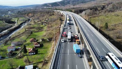 DÜZCE’DE MEYDANA GELEN TRAFİK KAZASINDA TIRIN DORSESİ YERİNDEN KOPTU. KAZA