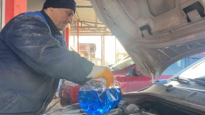 SOĞUK HAVADA ARAÇLARIN MOTOR SOĞUTMA SİSTEMİNİN DONMASINI ENGELLEYEN ANTİFRİZ, KIŞ