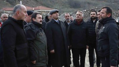 DÜZCE VALİSİ SELÇUK ASLAN, AŞIRI YAĞIŞLAR SONRASI HEYELAN MEYDANA GELEN