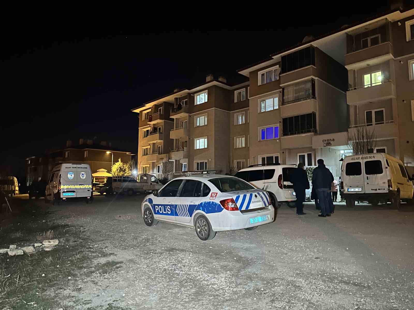 KASTAMONU’DA APARTMAN İÇERİSİNDE YAKINLARIYLA TARTIŞAN ŞAHIS, ETRAFA RAST GELE ATEŞ