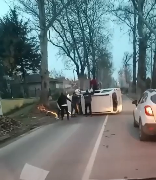 Yalova’da ağaca çarpan hafif ticari araç devrildi