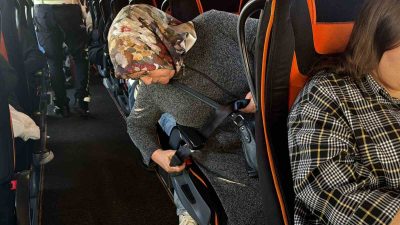 DÜZCE’DE POLİS EKİPLERİNCE OTOBÜSLERDE YOLCULARIN GÜVENLİĞİ İÇİN SIKI DENETİMLER DEVAM