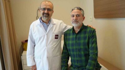 ÜROONKOLOJİ UZMANI DOÇ. DR. YAŞAR BOZKURT VE HASTA TURGUT ÇETE.