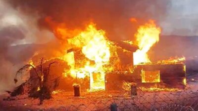 Ahşap ev alev topuna döndü KOCAELİ'NİN GEBZE İLÇESİNDE ÇİFTLİKTE BULUNAN AHŞAP MALİKANE ÇIKAN YANGINDA ALEV