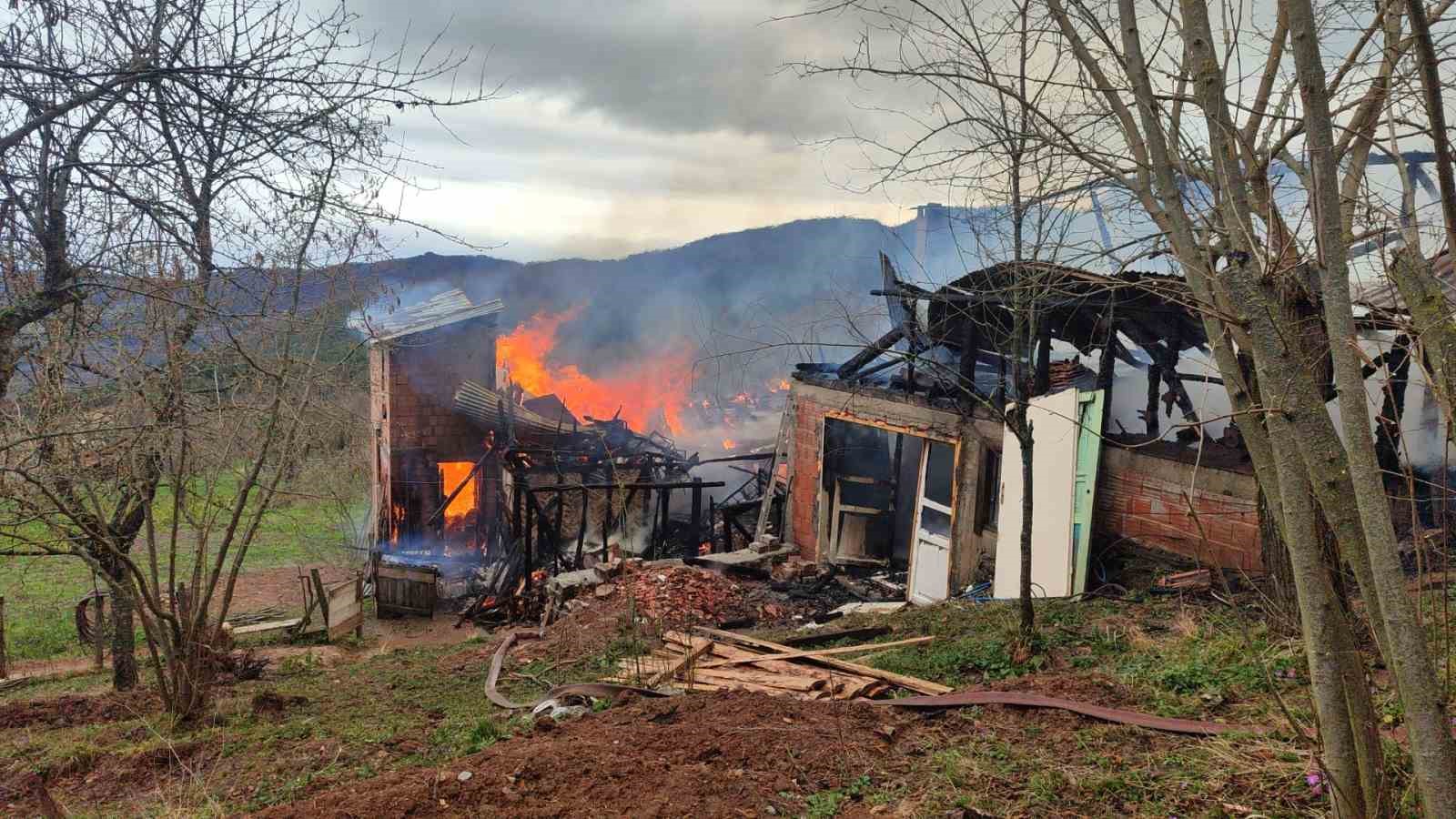 KASTAMONU’NUN İNEBOLU İLÇESİNDE ÇIKAN YANGINDA 3 KATLI EV KULLANILMAZ HALE