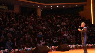 TÜRKİYE'NİN İLK ASTRONOTU ALPER GEZERAVCI, SAKARYA’DA ÜNİVERSİTELİ GENÇLERLE BULUŞTU. GENÇLERE