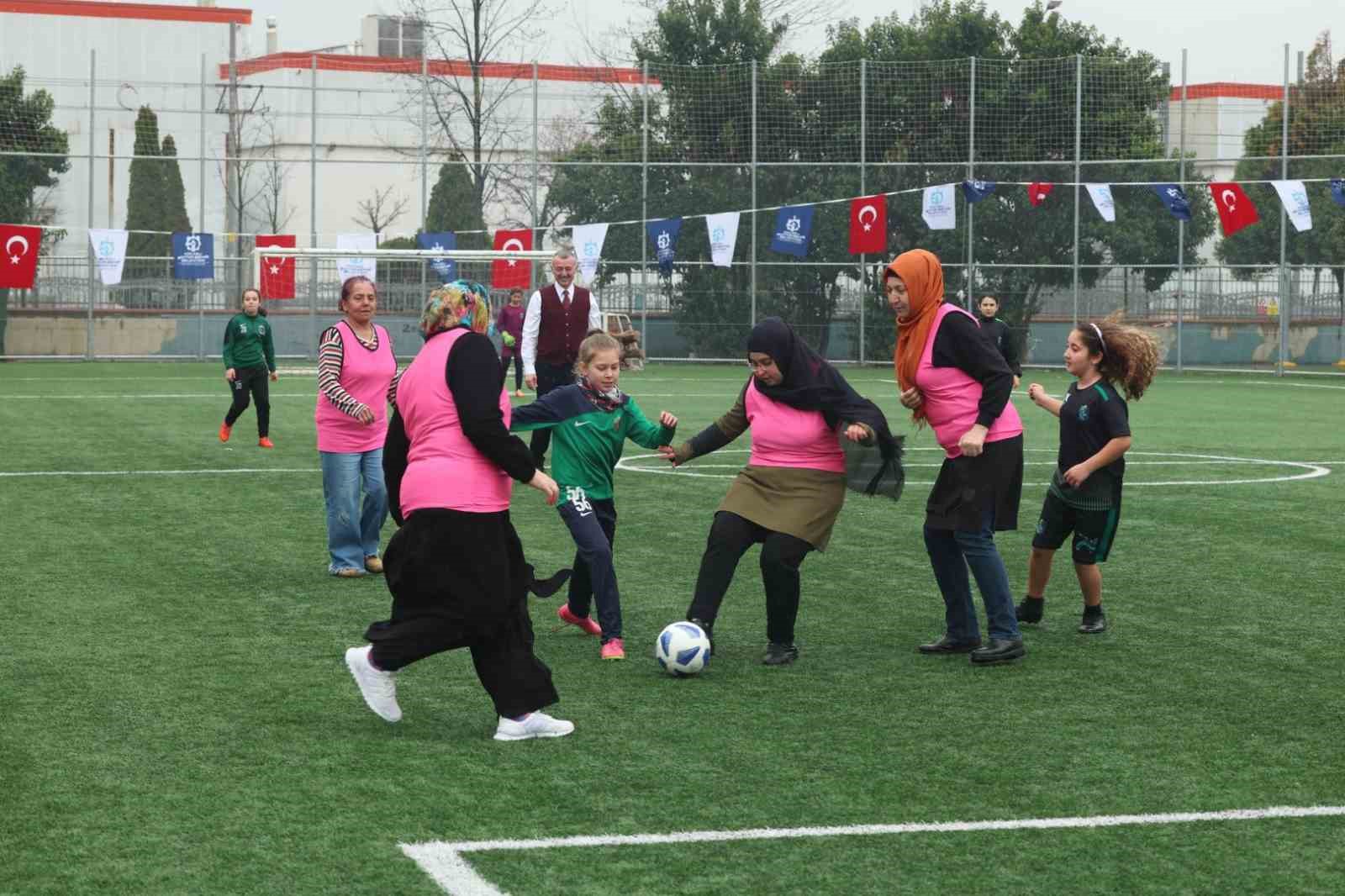 Anneler ve kızları futbol maçında karşı karşıya