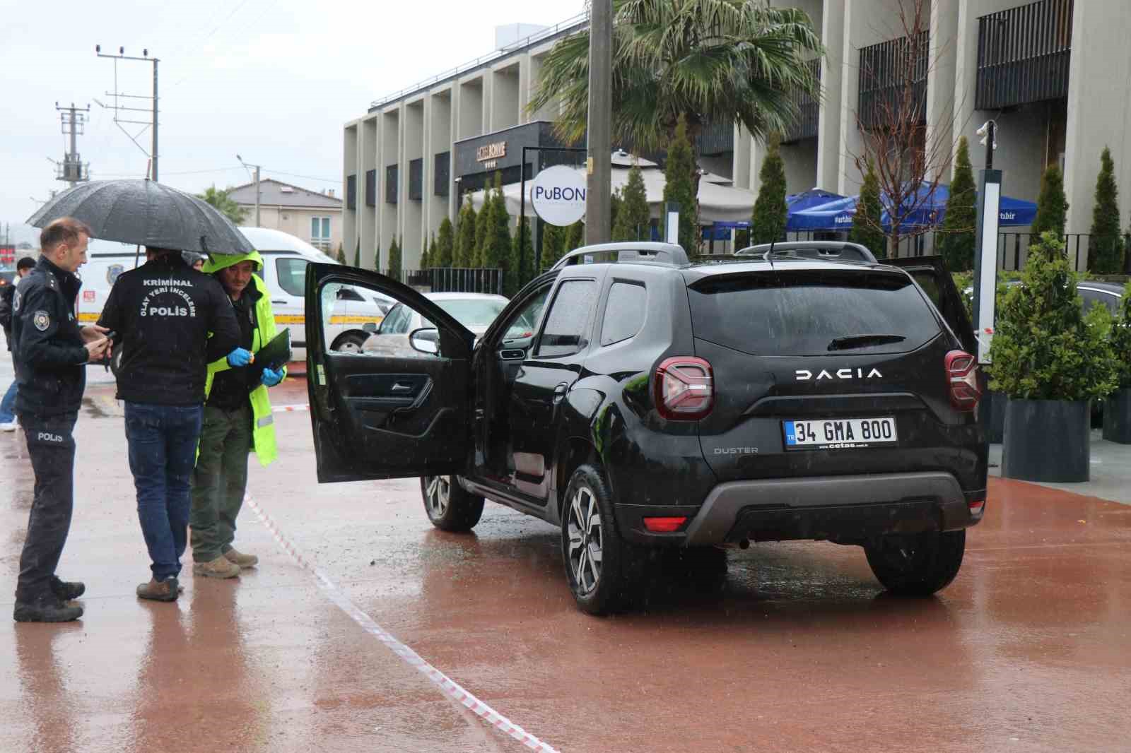 Aracının içinde başından silahla vurulmuş halde bulundu