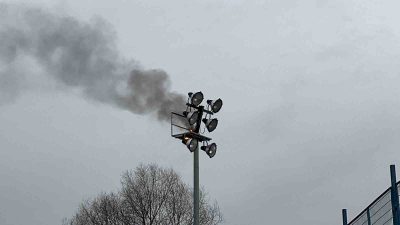 DÜZCE’DE FUTBOL SAHASININ AYDINLATMASINDA ÇIKAN YANGIN İTFAİYE EKİPLERİNCE SÖNDÜRÜLÜRKEN, OYNANACAK