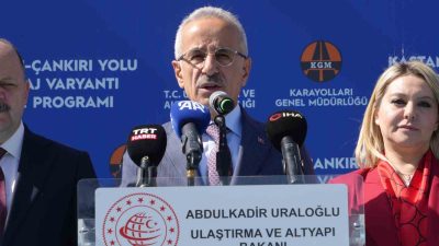 KASTAMONU'DA İNŞAATI DEVAM EDEN ULAŞIM PROJELERİ İLE İLGİLİ AÇIKLAMALARDA BULUNAN