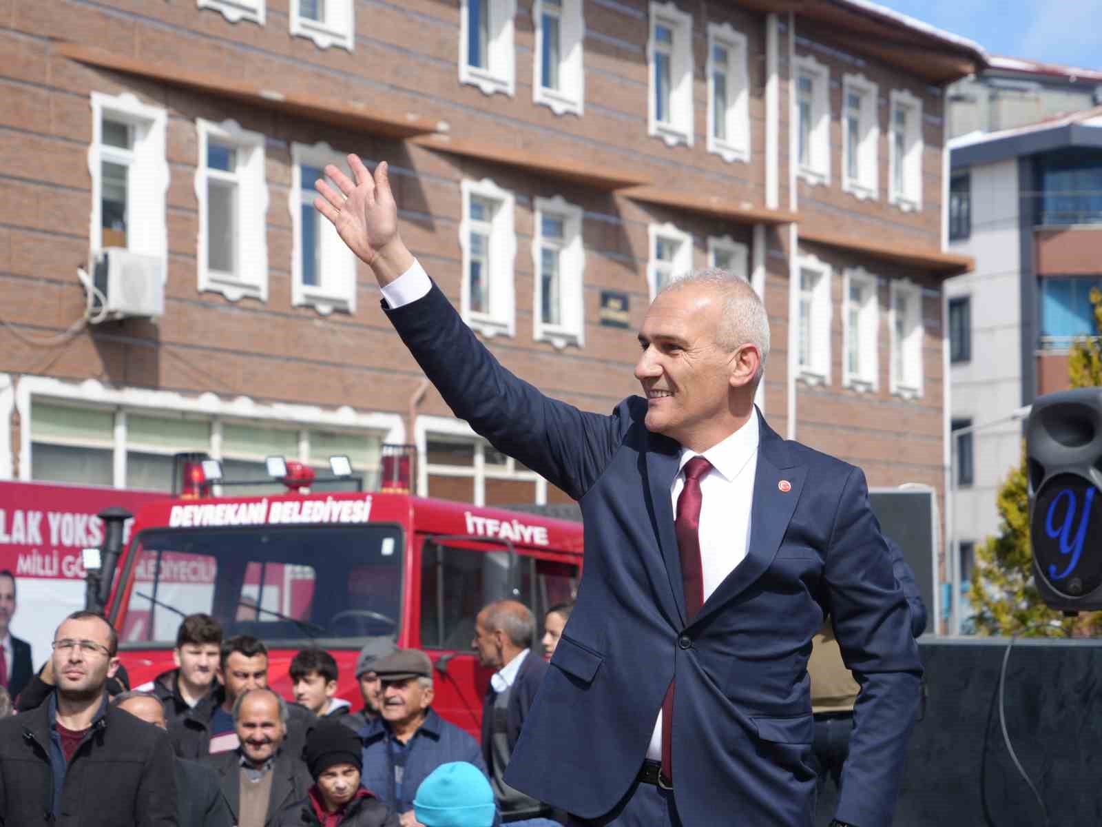 DEVREKANİ BELEDİYE BAŞKANI ENGİN ALTIKULAÇ, HAYVANLARIN OTLADIĞI İLÇE STADINI TOP