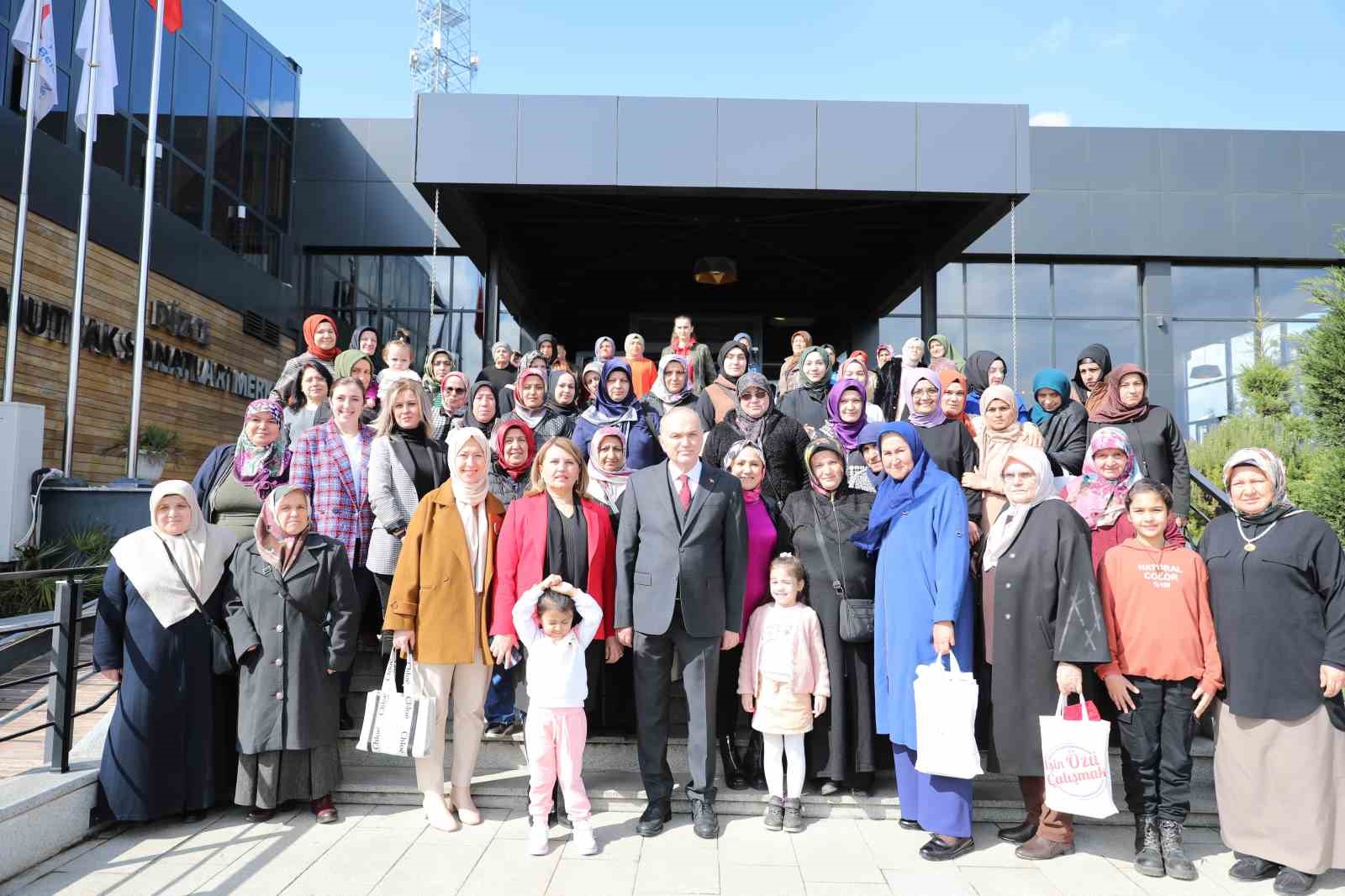 Başkan Özlü’nün kadınlar oldular