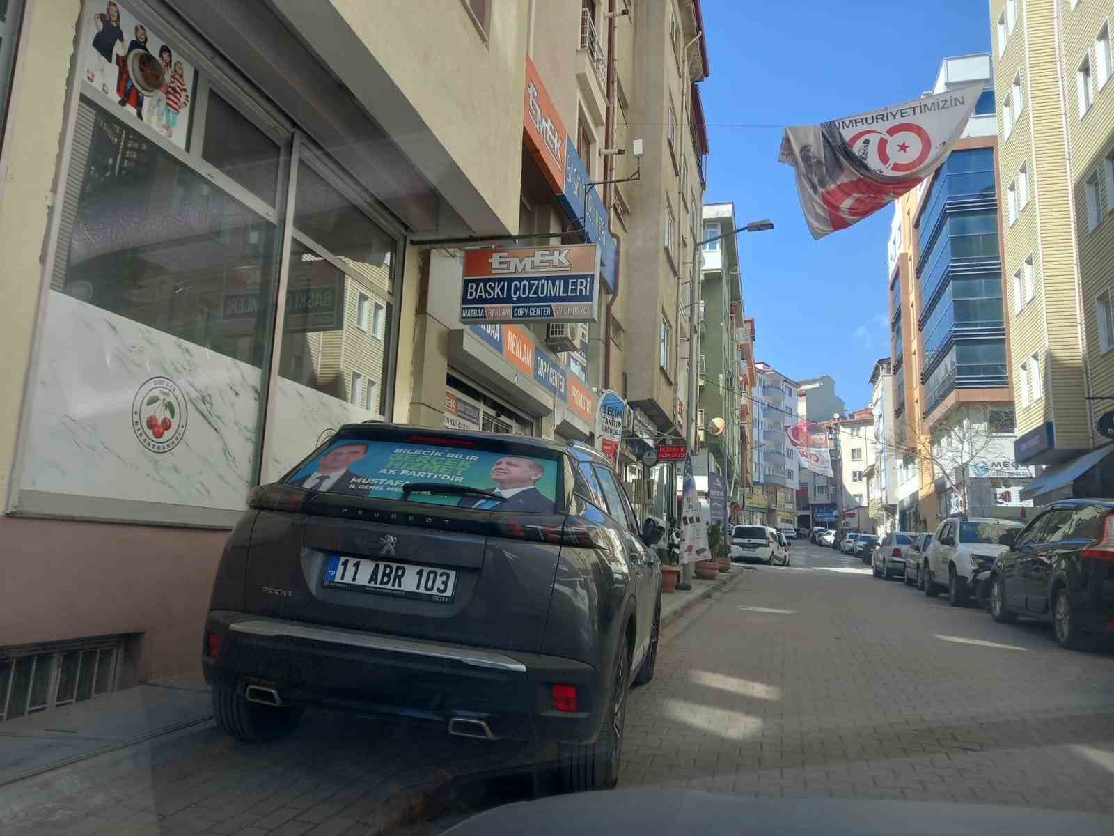 BİLECİK'TE ARA SOKAKLARDA KALDIRIM ÜZERİNE PARK EDİLEN ARAÇLAR YAYALARI ÇİLEDEN