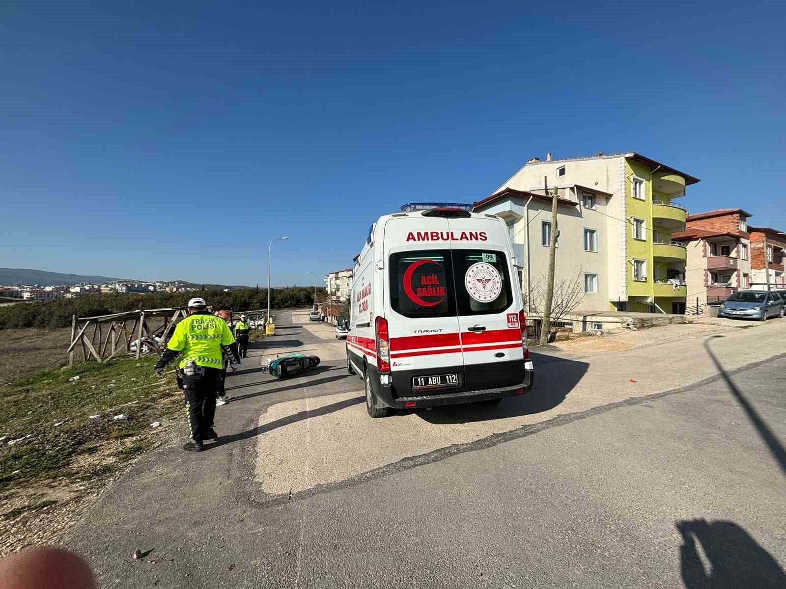 Bilecik’te motosiklet aydınlatma direğine çarptı