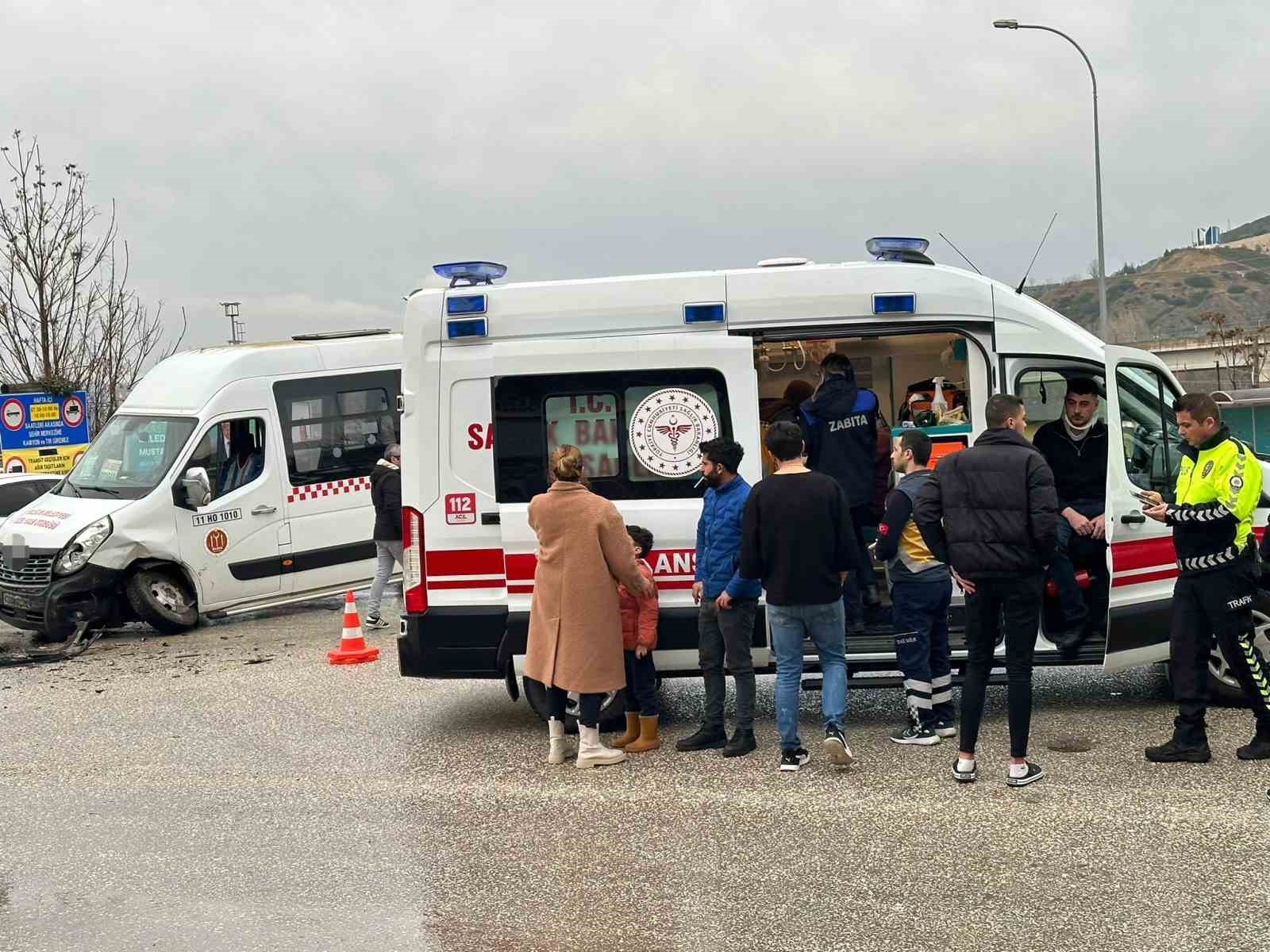 Bilecik’te yolcu minibüsü ile otomobil çarpıştı, 4 kişi yaralandı