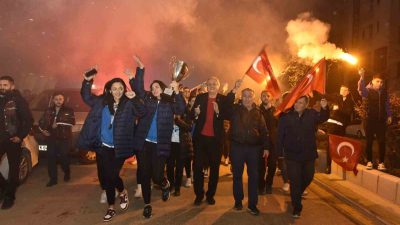 “BİZİM KIZLAR”  COŞKULU SEVİNÇ GÖSTERİLERİYLE KARŞILANDI, MEYDAN ŞAMPİYONLUĞU KUTLAMAYA